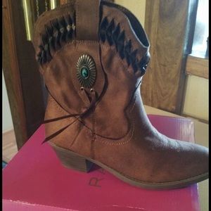 New boots women’s size 8